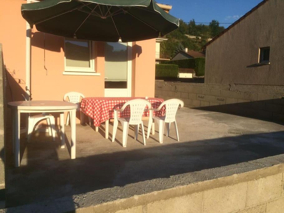 Le Coin Tranquille Au Pied Du Puy De Dome Apartment Понжибо Екстериор снимка